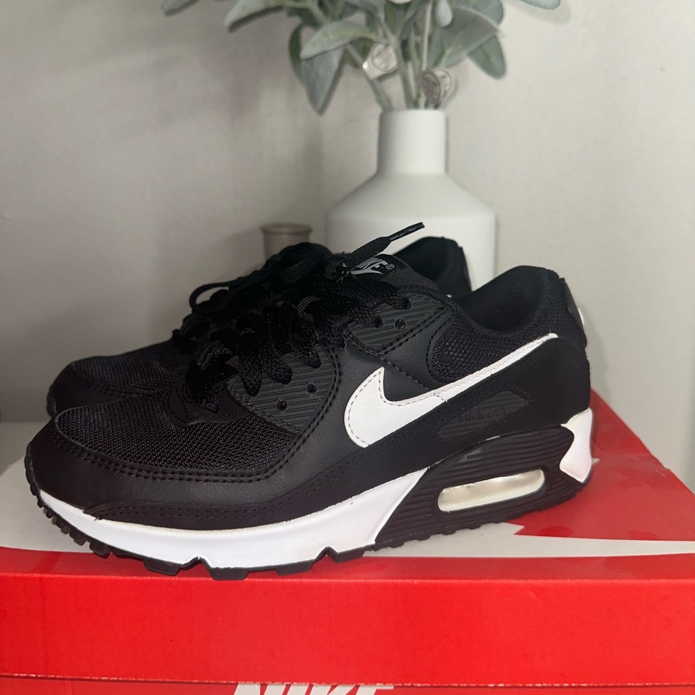 WOMENS NIKE AIR MAX 90s